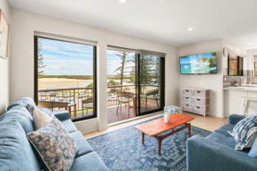 Island View Unit 3, 23 Esplanade, Bulcock Beach